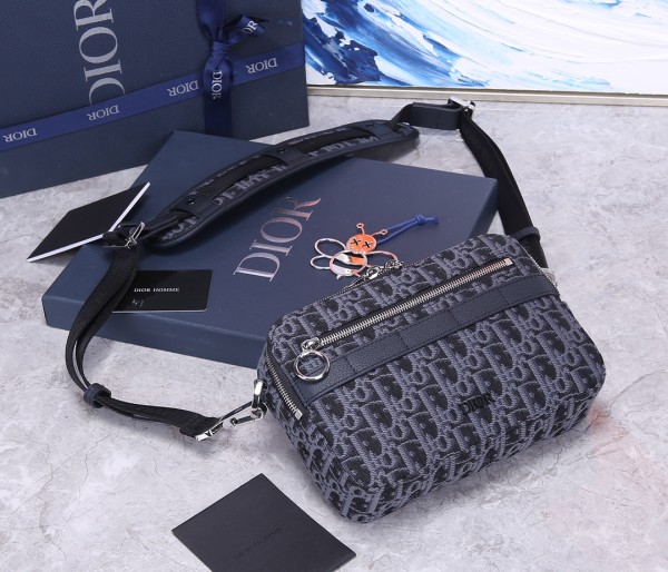 Handbag   Dior   size  22x15x5 cm