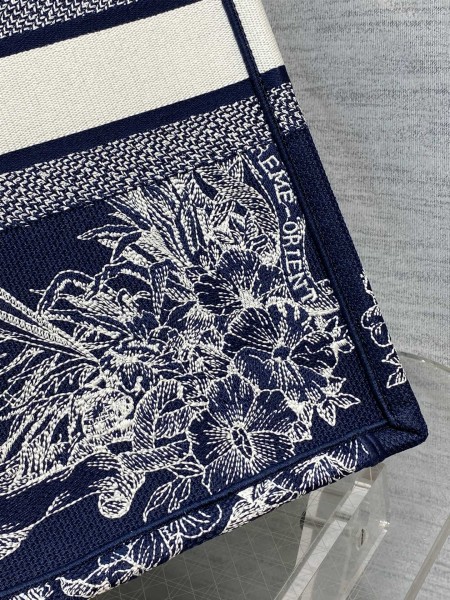  Handbag   Dior  size  42*18*35 cm