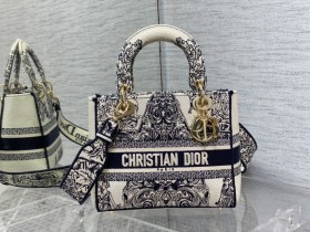  Handbag   Dior  size 24 cm