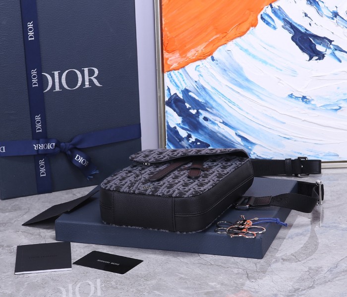  Handbag   Dior   CD93306  size  16*21*5  cm