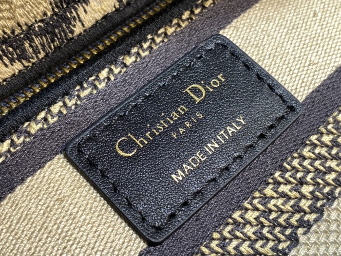 Handbag   Dior  size  𝟏𝟕 𝐜𝐦