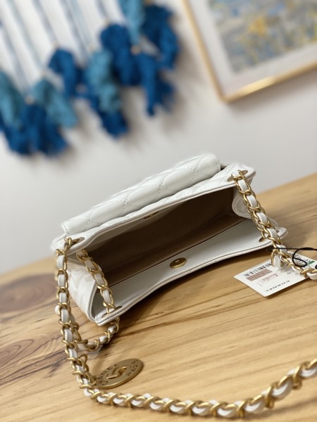 Handbag  Chanel  AS3710 size 17×19×6 cm