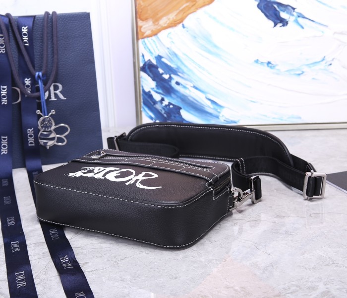  Handbag   Dior  size  22 x 15 x 6  cm