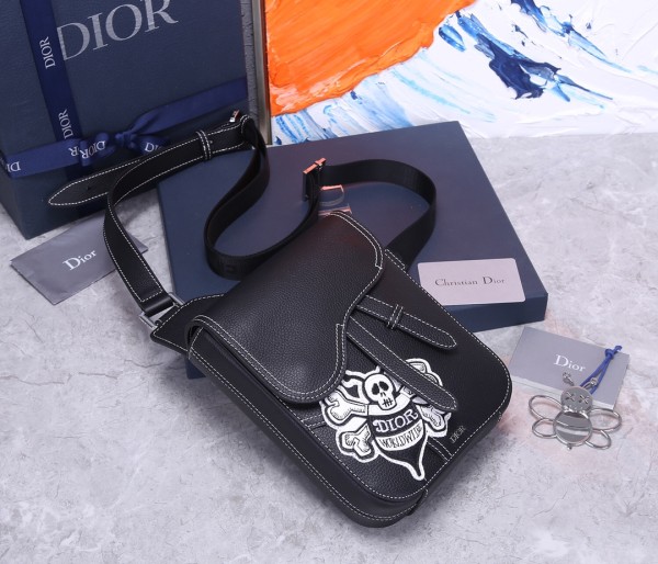  Handbag   Dior  CD93306  size  16*21*5  cm