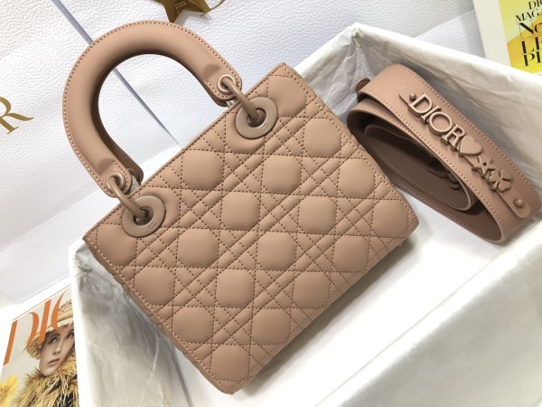 Handbag  Dior  M0538  size  20*16.5*8  cm