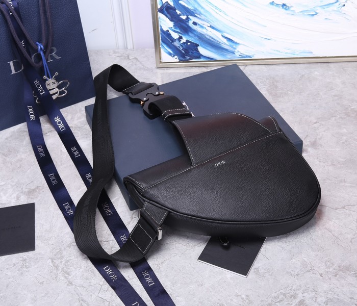  Handbag   Dior  size  26 x 19 x 4.5  cm