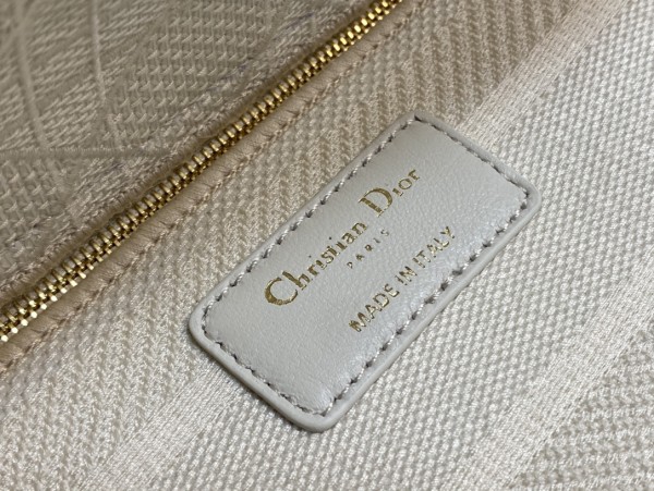  Handbag   Dior   size  24 cm