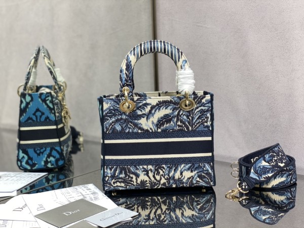 Handbag   Dior  size  24 cm