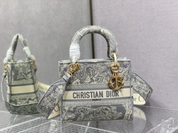 Handbag   Dior  size 24 cm