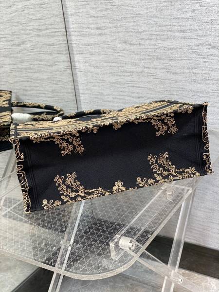  Handbag   Dior   size  42*18*35 cm