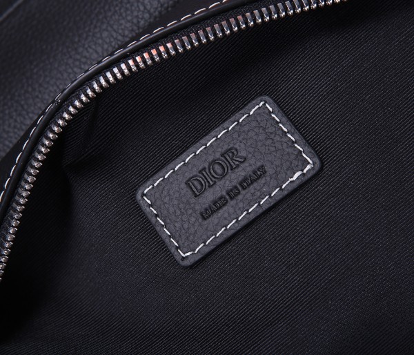  Handbag   Dior  size  26 x 19 x 4.5  cm