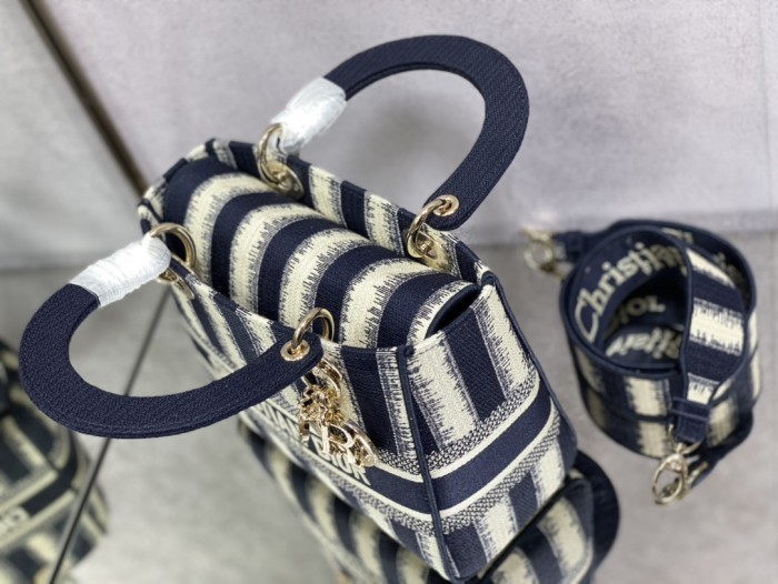 Handbag   Dior  size  24 cm