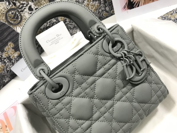 Handbag  Dior  M0505  size  17 x 15 x 7  cm