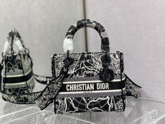 Handbag   Dior  size 24 cm