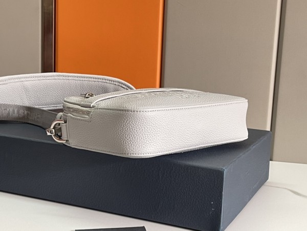  Handbag   Dior   size  22 x 15 x 6  cm