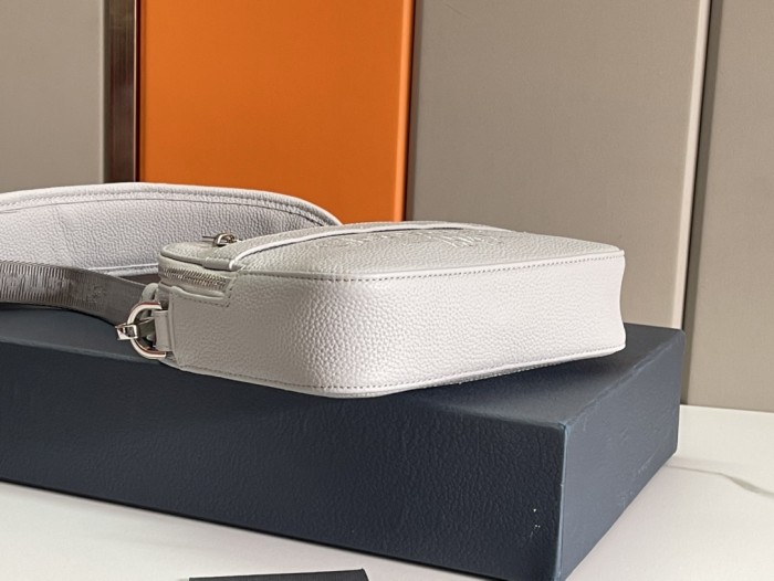  Handbag   Dior   size  22 x 15 x 6  cm