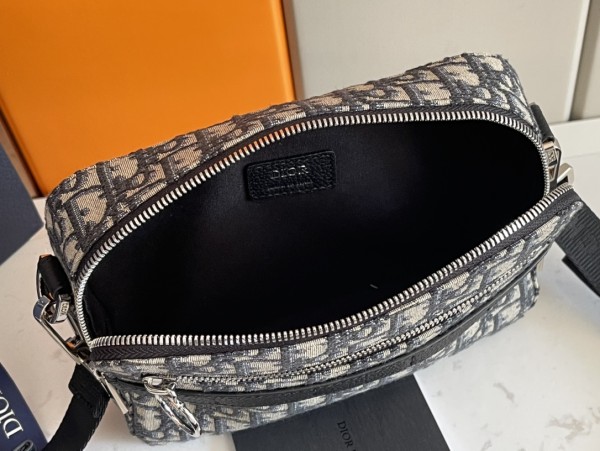  Handbag   Dior   size  22x15x5 cm