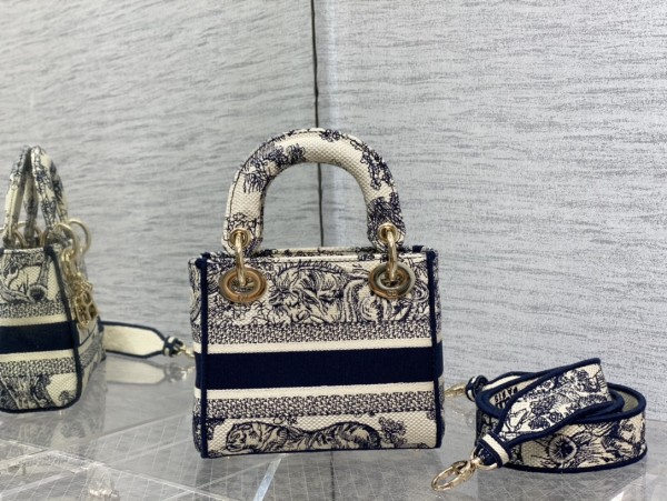 Handbag   Dior  size 𝟏𝟕 𝐜𝐦