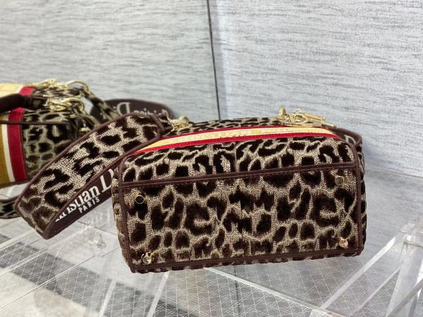  Handbag   Dior  size  24 cm