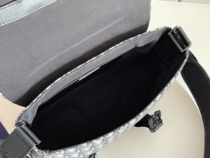  Handbag   Dior  93353  size  31 x 21 x 8  cm