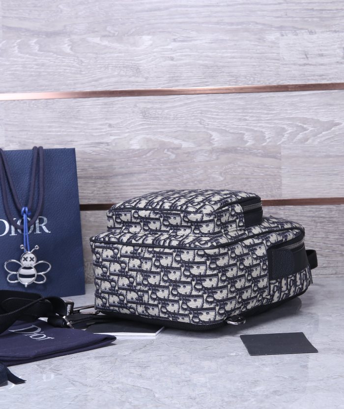  Handbag   Dior  size  21 x 32 x 10  cm