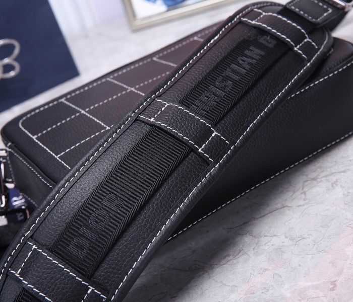  Handbag   Dior  size  22 x 15 x 6  cm