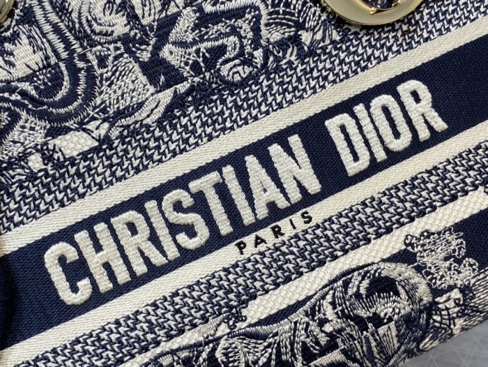  Handbag   Dior  size  24 cm