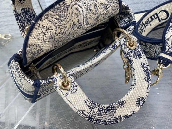 Handbag   Dior  size 𝟏𝟕 𝐜𝐦