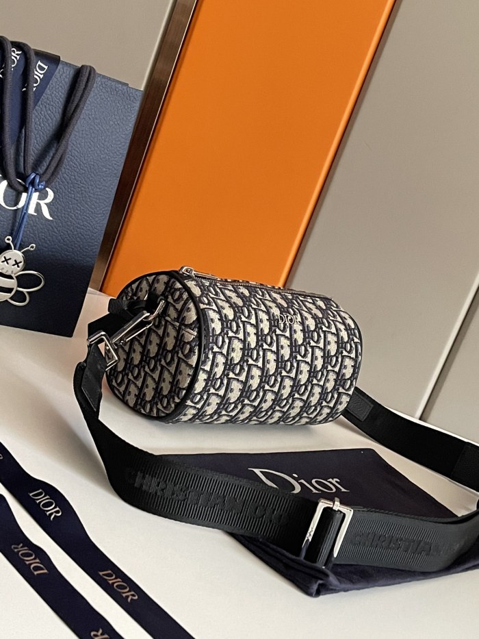  Handbag   Dior  93304  size  21.3x12.5x12.5 cm