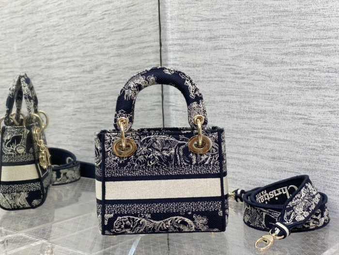 Handbag   Dior  size  𝟏𝟕 𝐜𝐦