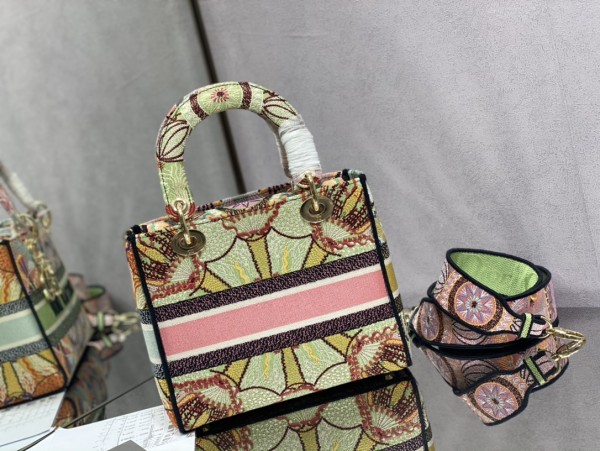 Handbag   Dior  size 24 cm