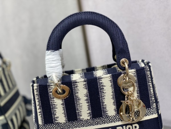 Handbag   Dior  size  24 cm