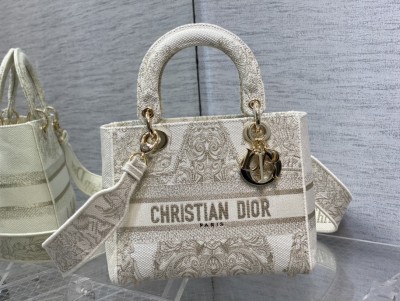  Handbag   Dior  size  24 cm