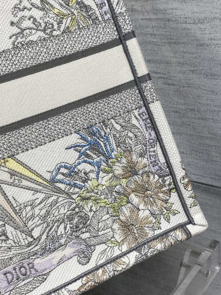  Handbag   Dior  size 42*18*35 cm