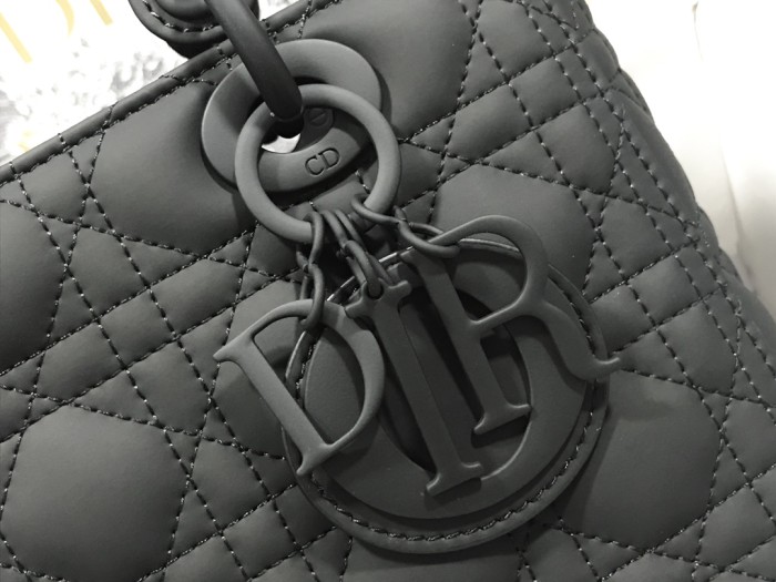 Handbag  Dior   M0565  size  24 x 20 x 11  cm