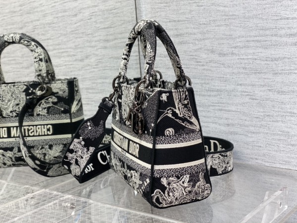  Handbag   Dior  size  24 cm