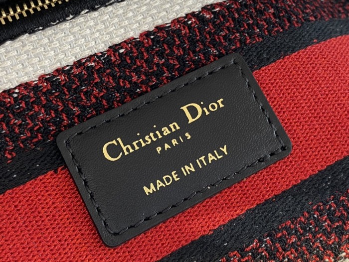  Handbag   Dior  size 24 cm