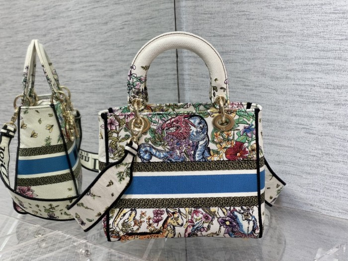  Handbag   Dior  size  24 cm