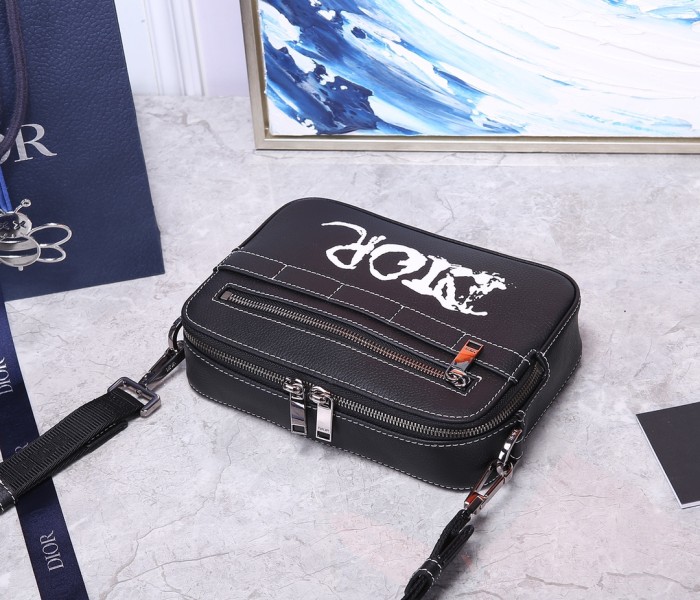  Handbag   Dior  size  22 x 15 x 6  cm