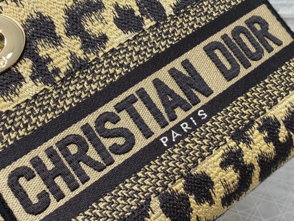 Handbag   Dior  size  𝟏𝟕 𝐜𝐦