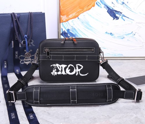  Handbag   Dior  size  22 x 15 x 6  cm