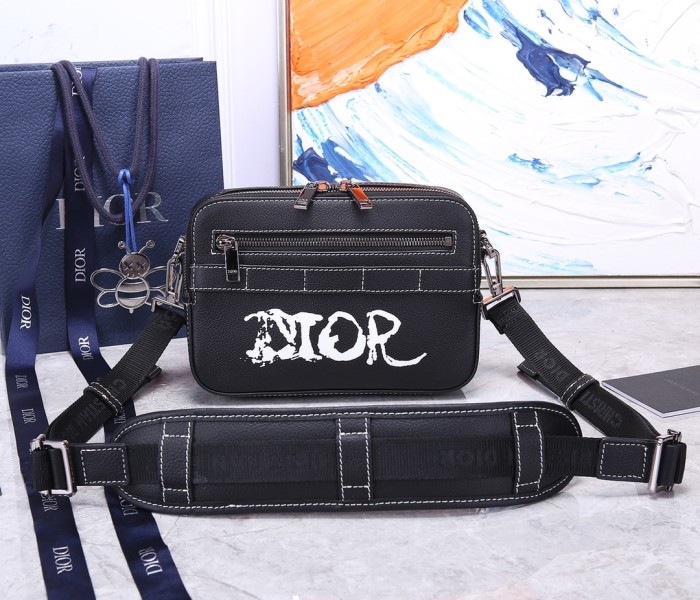  Handbag   Dior  size  22 x 15 x 6  cm