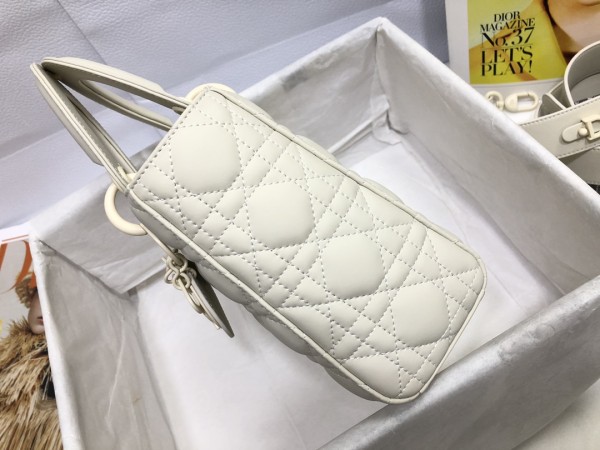 Handbag  Dior  M0538  size  20*16.5*8 cm