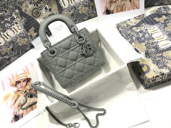 Handbag  Dior  M0505  size  17 x 15 x 7  cm