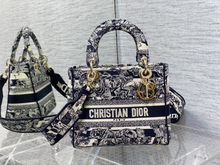  Handbag   Dior  size  24 cm
