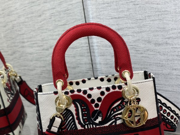  Handbag   Dior  size 24 cm