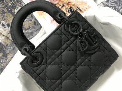 Handbag  Dior  M0505  size  17 x 15 x 7  cm