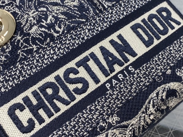 Handbag   Dior  size  𝟏𝟕 𝐜𝐦