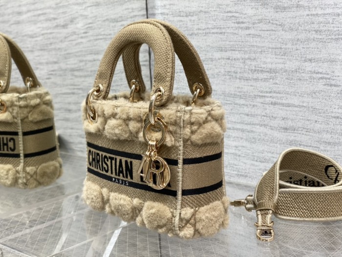 Handbag   Dior  size  17 cm