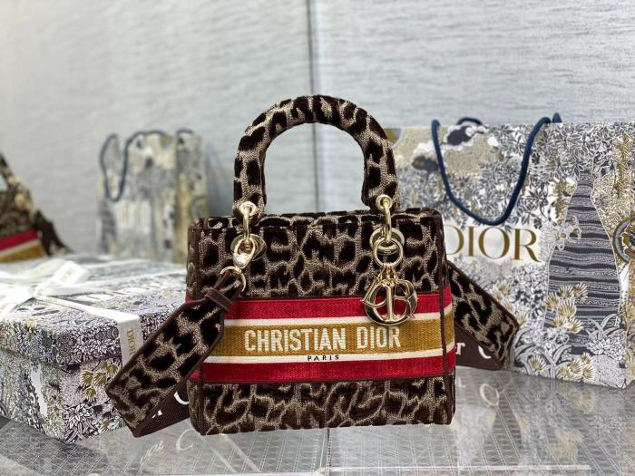  Handbag   Dior  size  24 cm